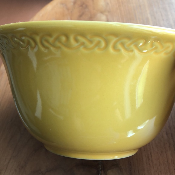 Vase and bowl. Yellow gold color Bowl, vase. Sturdy. Great condition serve ware. - Picture 5 of 7